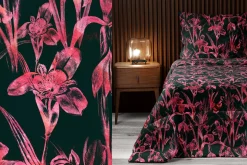 Red Irises Wallpaper Pattern