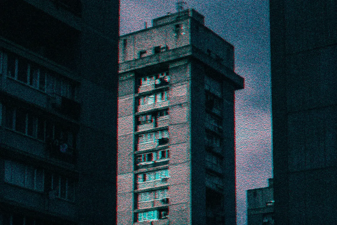 TV CRT Glitch Photo Effect